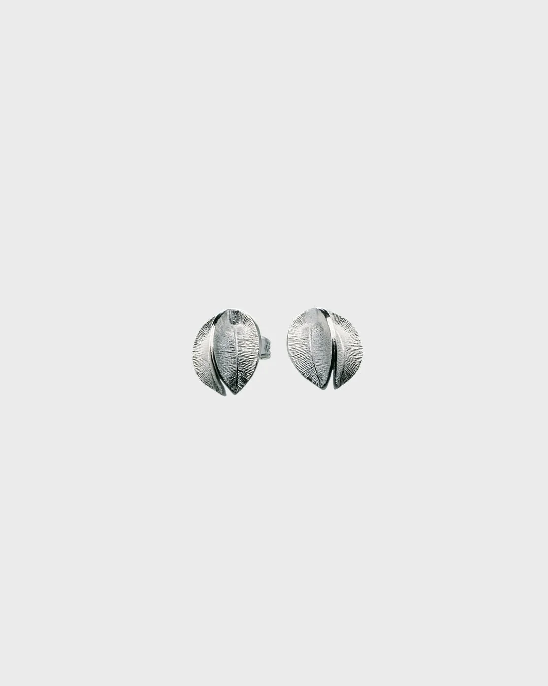 Pidetty Lumikukka-nappikorvakorut hopea
