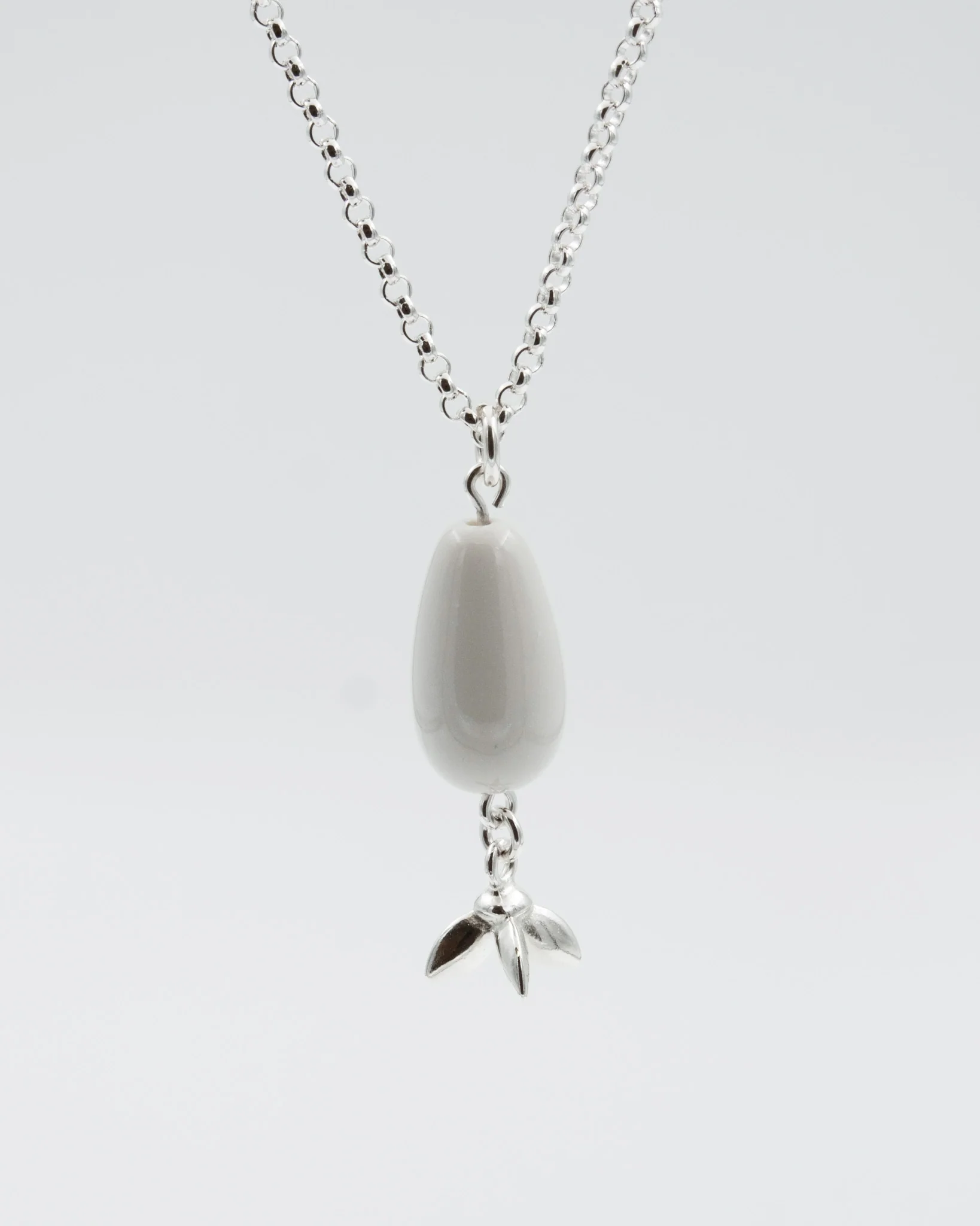 Pidetty Onerva-riipus 45 cm hopea