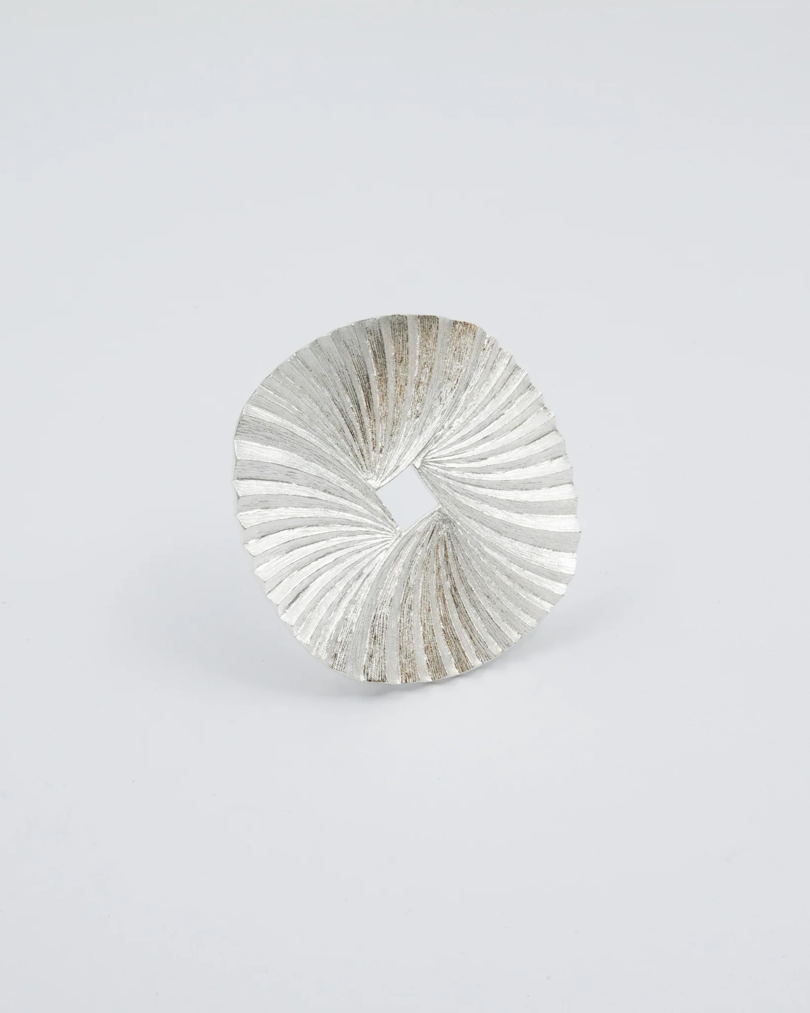 Pidetty Plisé-solkiriipus 45 cm hopea - Image 2